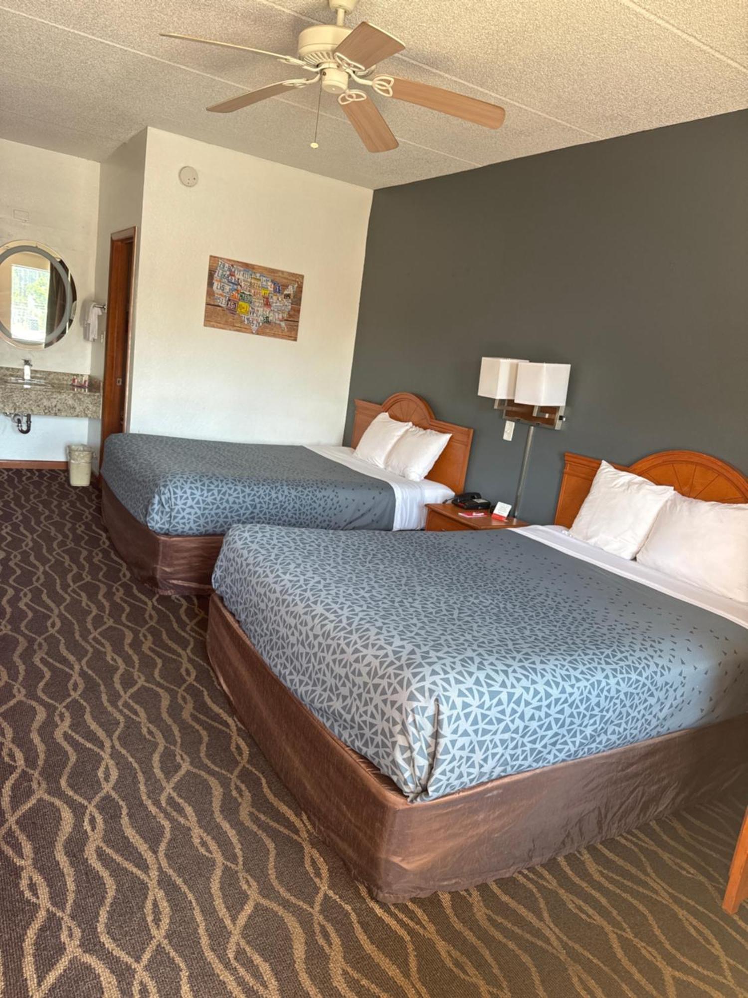 אלבני Econolodge Inn & Suites מראה חיצוני תמונה
