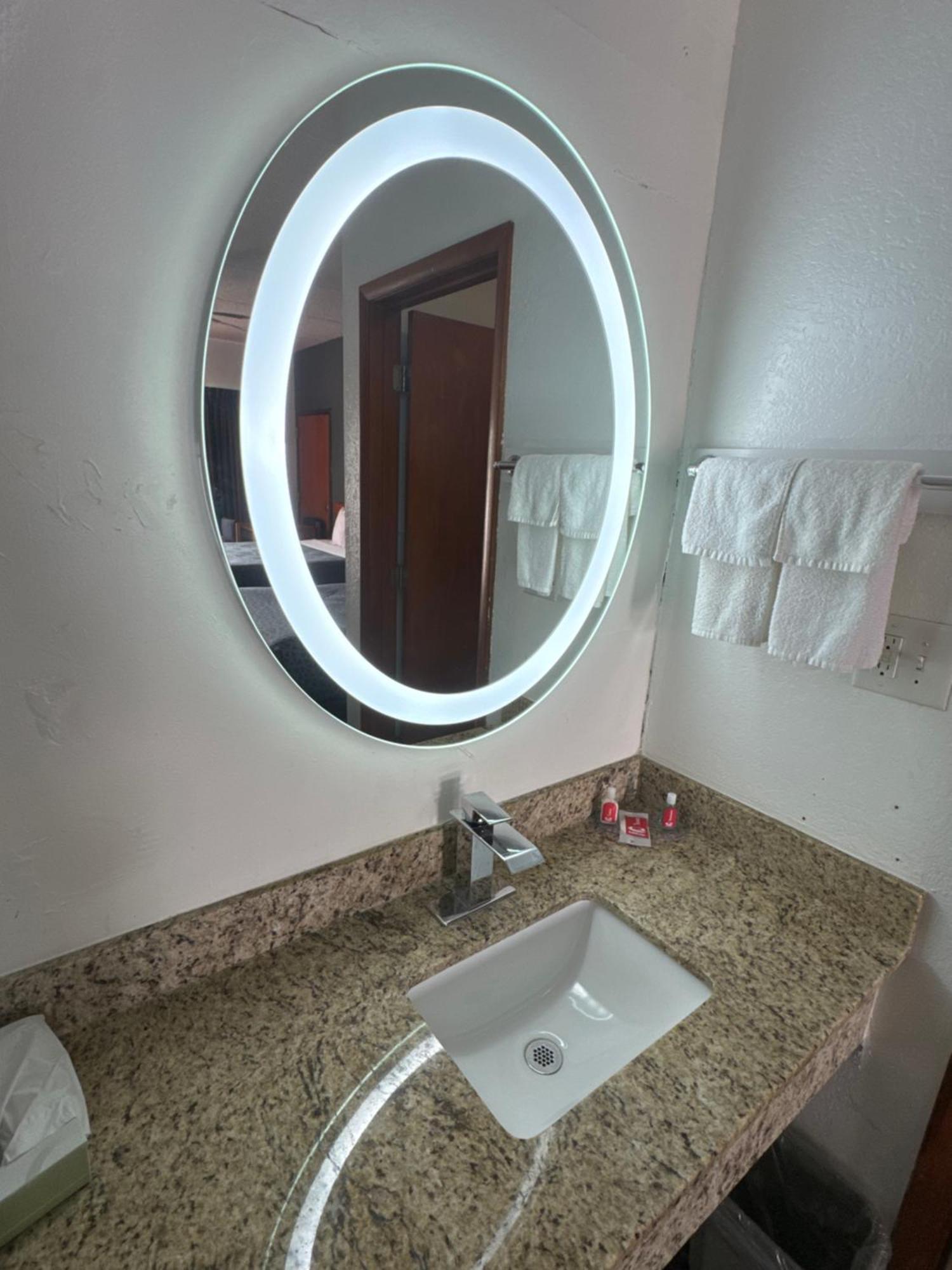 אלבני Econolodge Inn & Suites מראה חיצוני תמונה