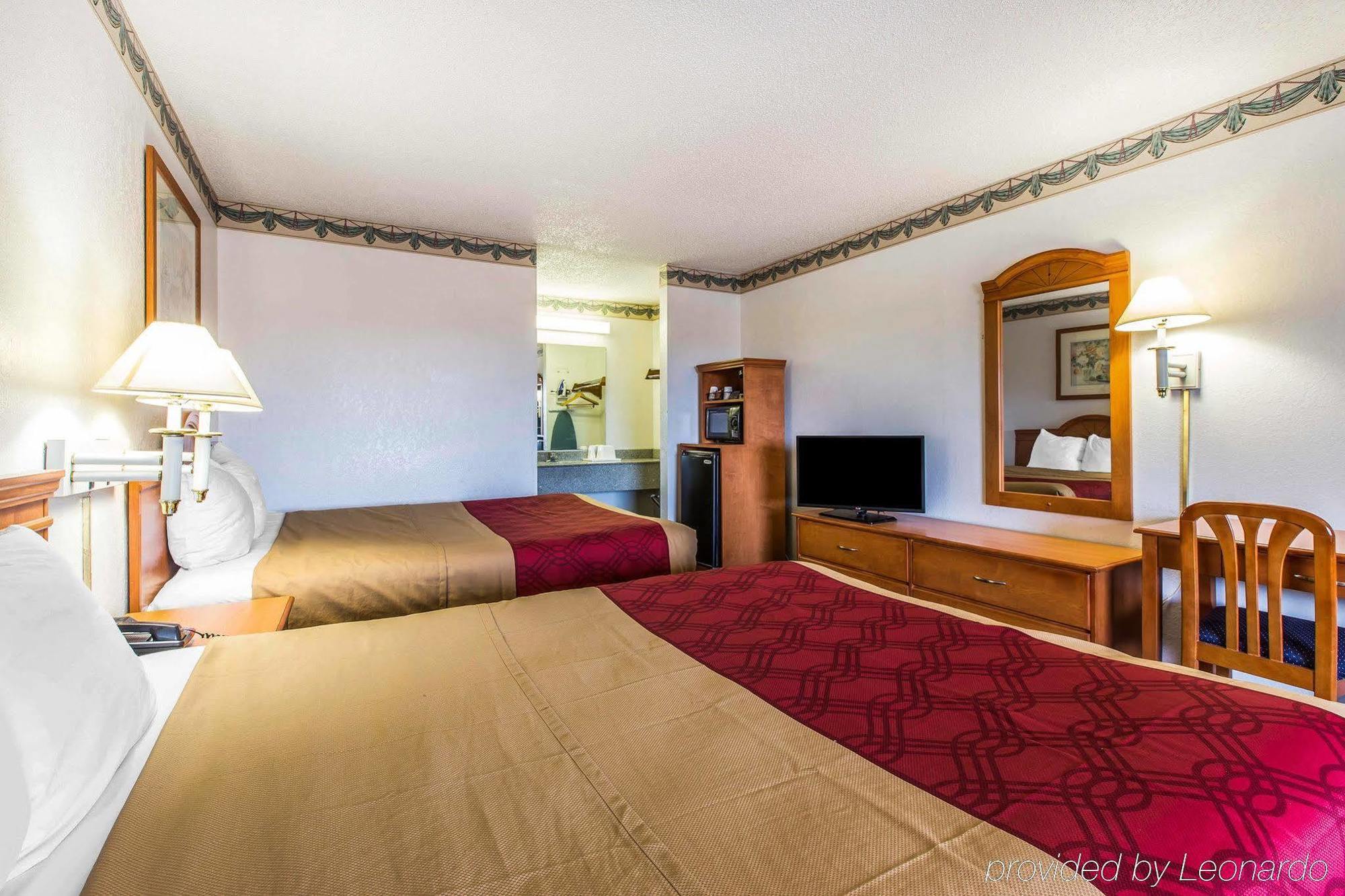 אלבני Econolodge Inn & Suites מראה חיצוני תמונה